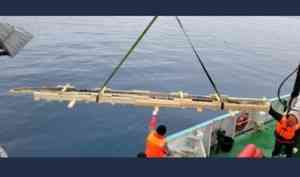 Фрагменты найденного на Новой Земле поморского карбаса доставят в Архангельск