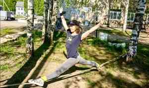 В архангельском Петровском парке два раза в неделю проходят бесплатные занятия по слэклайну