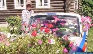 Житель Коряжмы превратил старый автомобиль в цветочную клумбу