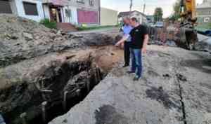 Ремонт гигантской дорожной ямы в Соломбале обернулся потопом близ деревянных домов