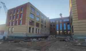 Строящееся здание школы в округе Майская Горка в Архангельске подключают к коммуникациям