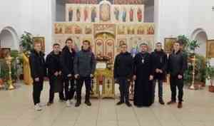 «Радостно видеть молодежь»: священник Василий Лапко в церкви побеседовал со студентами архангельского техникума