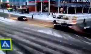 В Архангельске водитель «ПАЗика» сбил переходившую дорогу на «красный» пенсионерку