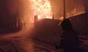 Ночью в Северодвинске произошёл пожар на улице Новой