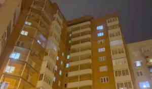 В Новодвинске из окна многоэтажки выпала молодая девушка