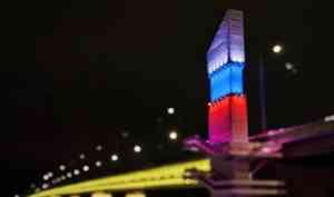 На Краснофлотском мосту зажглась патриотичная подсветка