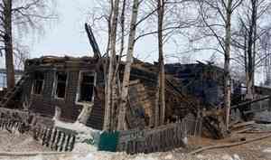 Житель Архангельска погиб во время пожара в деревянном доме