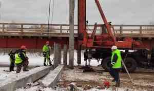 На объекте капремонта моста через реку Тамицу в Онежском районе приступили к забивке свай