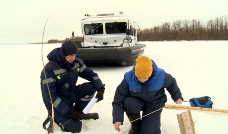 Специалисты Севгидромета вышли на лёд, чтобы оценить состояние рек