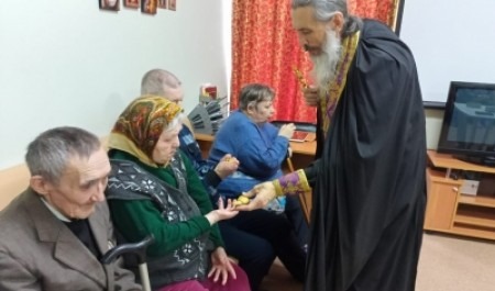 Священник подарил «жаворонков» пациентам дома престарелых в поселке Савинском