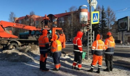 В центре Архангельска спустя два дня отремонтировали сломанный после ДТП светофор 