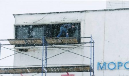 В Архангельске приступили к установке больших фасадных часов на здании МРВ