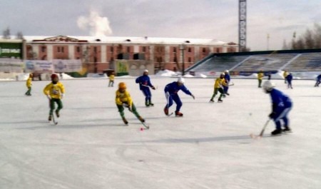 В Архангельске стартовал турнир по хоккею с мячом среди юных спортсменов