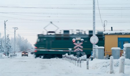 В Архангельске грузовой поезд столкнулся с легковым автомобилем