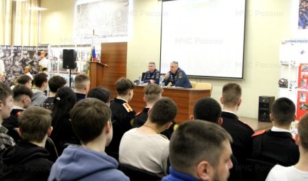 Новосибирские спасатели провели профориентационное мероприятие для школьников