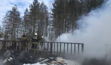 В Архангельске загорелась база отдыха