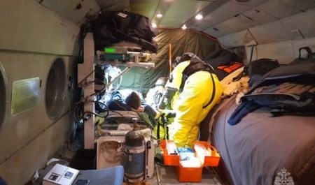 Магаданские спасатели эвакуировали мужчину с инсультом с судна в Охотском море (видео)