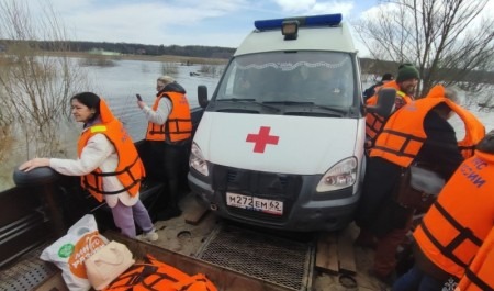 МЧС России продолжает оказывать помощь подтопленным территориям