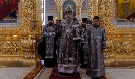 Митрополит Корнилий совершил утреню с чтением Великого канона преподобного Андрея Критского