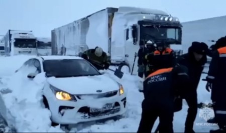 Всестороннюю помощь автомобилистам в Ростовской области оказывают специалисты МЧС России