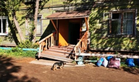 В Соломбале сегодня сошел со свай деревянный дом: он не признан аварийным