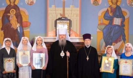 Митрополит Корнилий наградил архангельских и новодвинских сестер милосердия архиерейскими грамотами