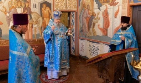 Митрополит Корнилий совершил всенощное бдение в канун праздника Владимирской иконы Божией Матери