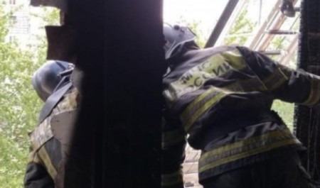 Из горящей квартиры в Северодвинске пожарные вытащили двоих пострадавших детей