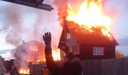 Ночью на Краснофлотском разгорелся серьезный пожар в районе дач