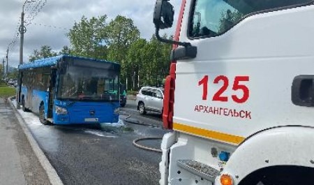 В Архангельске спасателям пришлось тушить загоревшийся маршрутный автобус