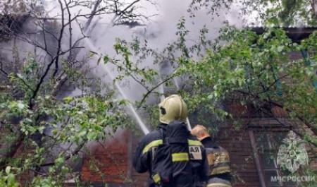В Архангельске потушили пожар в еще одной нежилой «деревяшке»