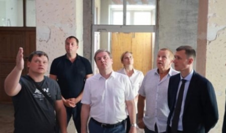 Дмитрий Морев проверил ход капремонта в трех школах Архангельска 