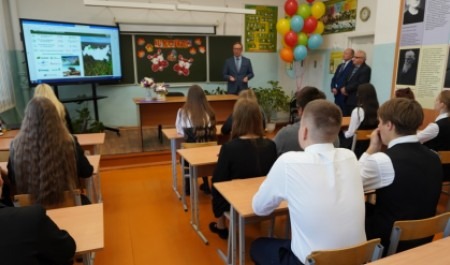 Учащимся эколого-биологического лицея Архангельска рассказали об особенностях лесной отрасли региона