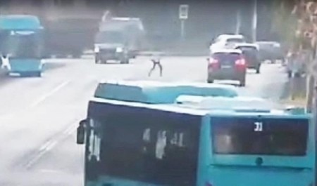 Видео: архангелогородка бросилась под колеса иномарки на пешеходном переходе
