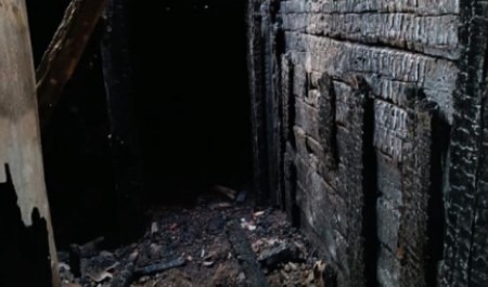 Под завалами сгоревшего дома в Поморье нашли труп разыскиваемого мужчины