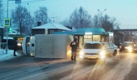 В Архангельске от столкновения с автобусом «Рико» перевернулся грузовик