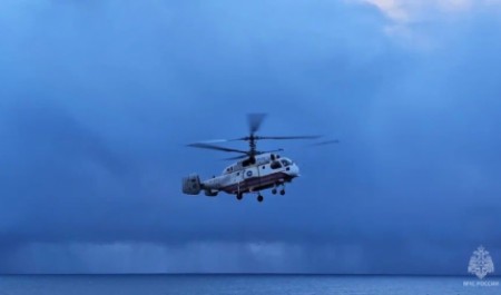 Вертолетом МЧС России спасатели эвакуировали с палубы сухогруза травмированного члена экипажа
