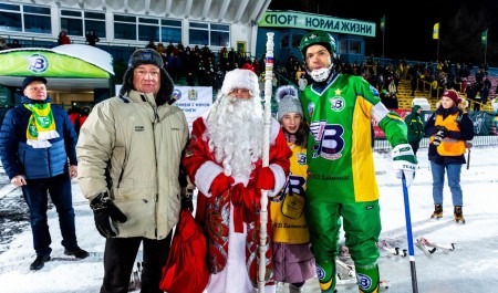 Хоккеисты команды «Водник» передали раненым бойцам и детям Донбасса новогодние подарки