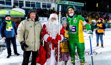 Хоккеисты архангельского «Водника» передали детям Донбасса новогодние подарки