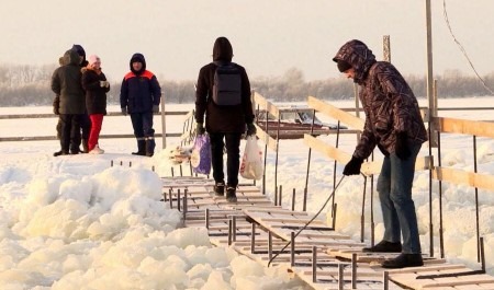 Жители Архангельского острова Хабарка уже могут ходить в Соломбалу по ледовой переправе