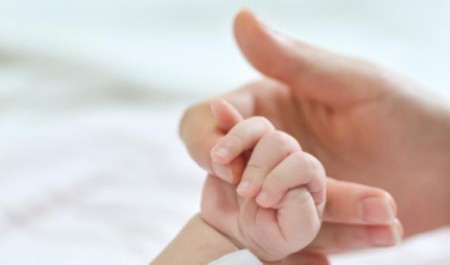 Мать из Архангельска лишили родительских прав после падения табурета на ее младенца