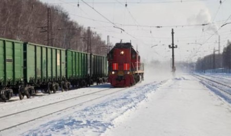 В Архангельской области поезд протаранил выехавший на ж/д пути автомобиль 
