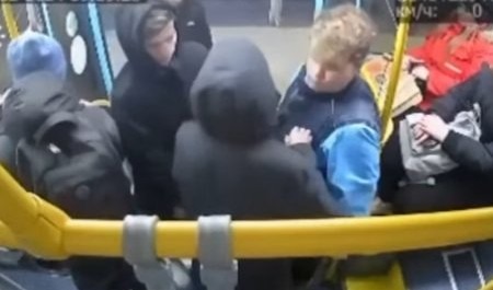 В Архангельске кондуктор автобуса "Рико" стал жертвой карманника