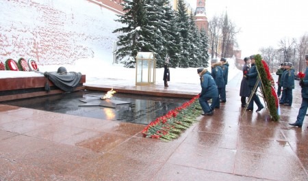 Делегация МЧС России почтила память бойцов у Могилы неизвестного солдата в Москве