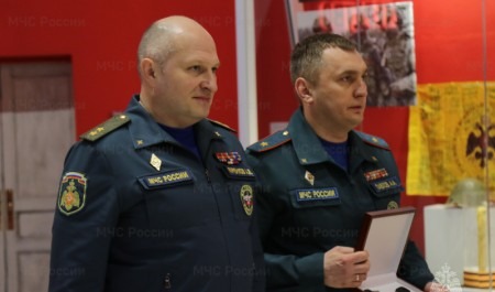 Александр Куренков передал пожарно-спасательным подразделениям Тульской области новую спецтехнику