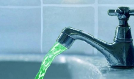 Горячая вода архангелогородцев может позеленеть: людей попросили не переживать