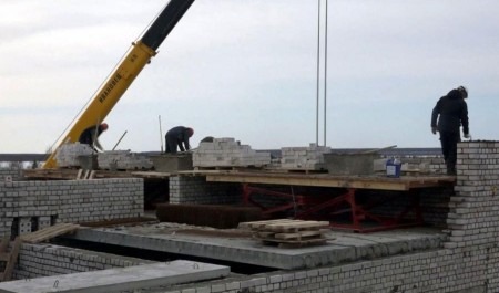 Строительство школы в селе Долгощелье продолжит новая подрядная компания