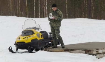 В Северодвинске мужчина на снегоходе провалился под лед: он не смог спастись 