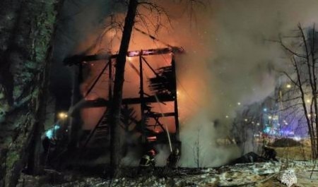 Минувшей ночью пожарные службы отстаивали деревянный дом в центре Архангельска