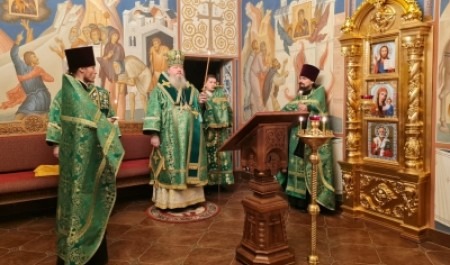Митрополит Корнилий совершил всенощное бдение в канун праздника преподобномученика Корнилия Псково-Печерского 